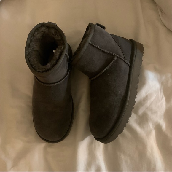*SOLD* Gray UGG mini II - Picture 7 of 7